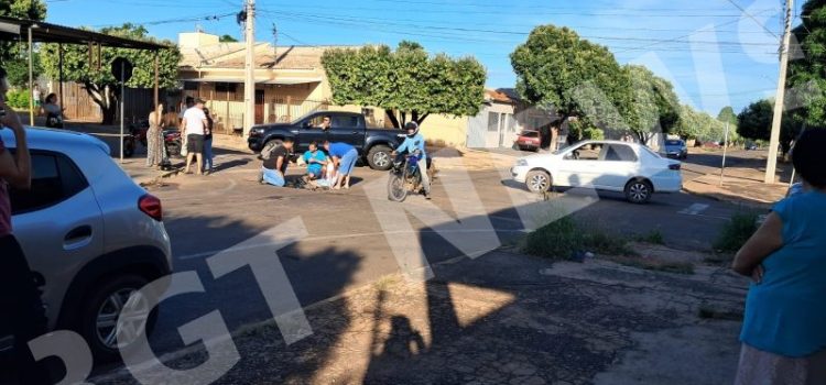 Motorista invade preferencial e acerta em cheio motociclista com filho a caminho da escola em Rondonópolis; imagens