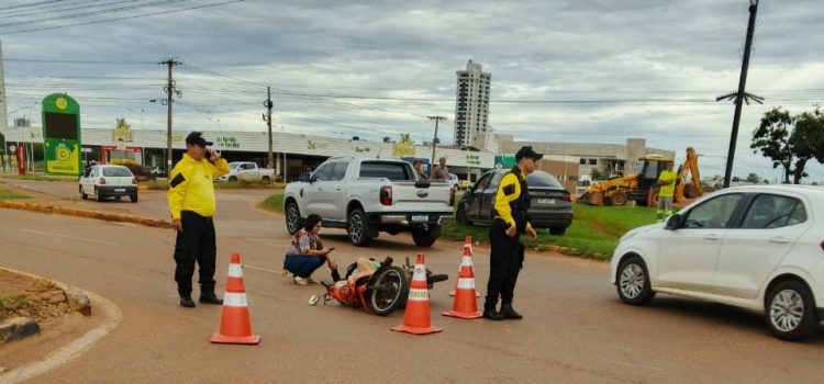 Motorista invade preferencial e derruba motociclista em rotatória na Avenida dos Estudantes