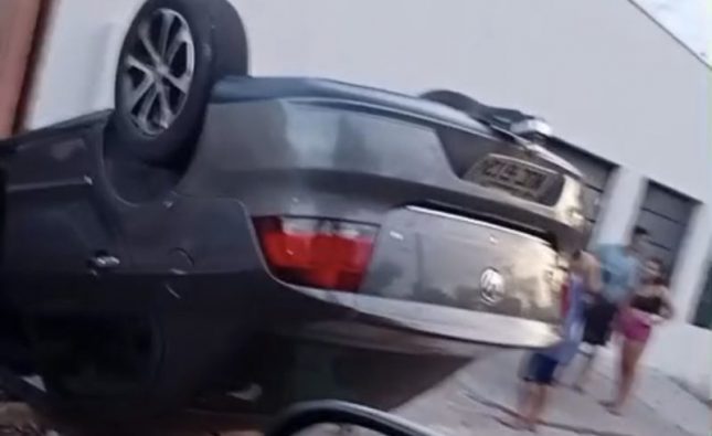 Motorista perde controle, invade casa e capota carro no Jardim Sumaré em Rondonópolis; vídeo