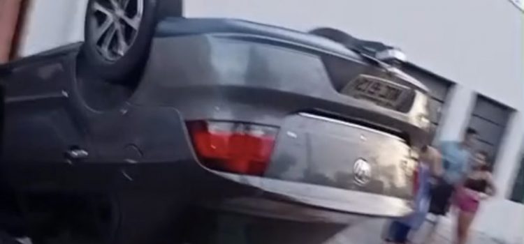 Motorista perde controle, invade casa e capota carro no Jardim Sumaré em Rondonópolis; vídeo