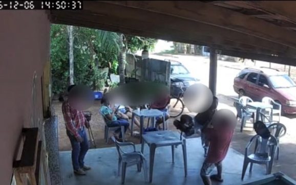 Mulher mata homem com golpes de capacete na cabeça dentro de bar em MT; assista