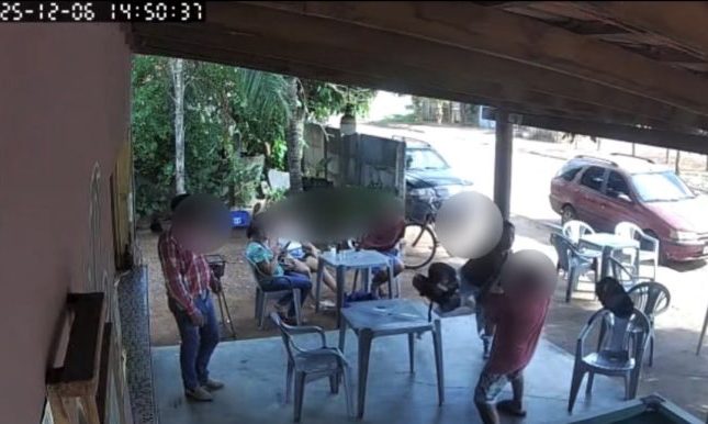 Mulher mata homem com golpes de capacete na cabeça dentro de bar em MT; assista