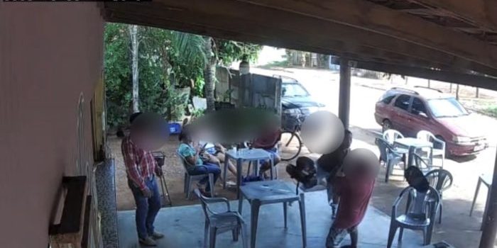Mulher mata homem com golpes de capacete na cabeça dentro de bar em MT; assista