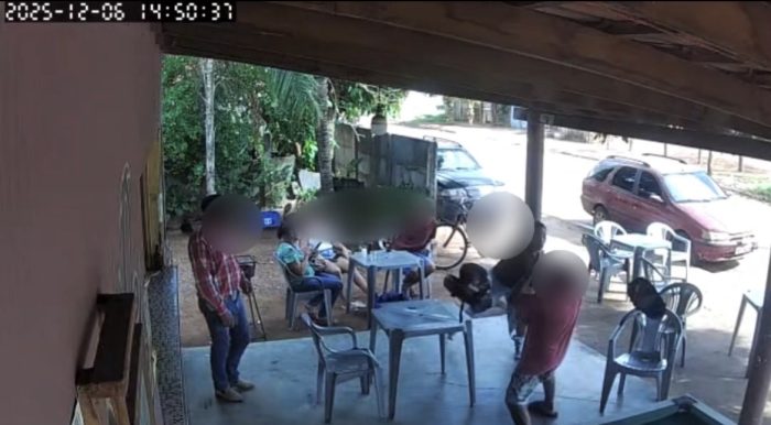 Mulher mata homem com golpes de capacete na cabeça dentro de bar em MT; assista