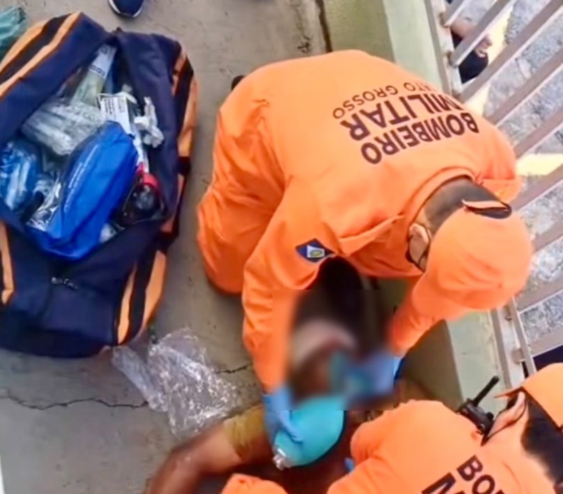 Músico morre ao sofrer infarto durante subida da escadaria da fé em MT; vídeo forte