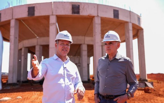 Prefeito recebe fundador da Inpasa e visita canteiro de obras