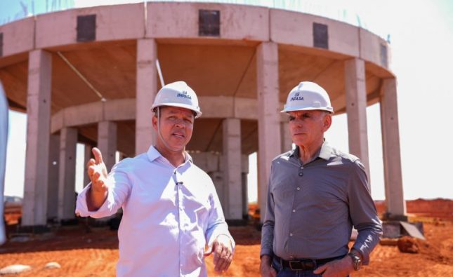 Prefeito recebe fundador da Inpasa e visita canteiro de obras