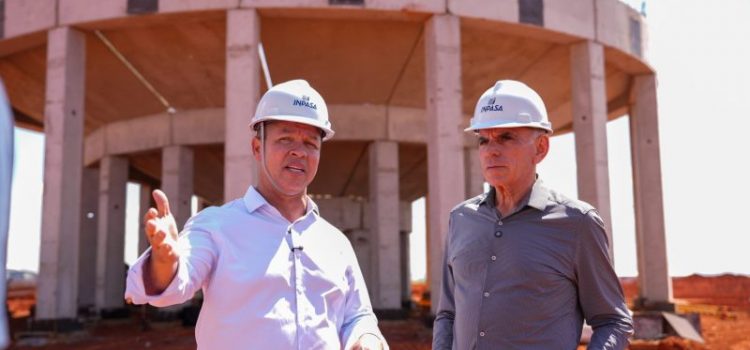 Prefeito recebe fundador da Inpasa e visita canteiro de obras