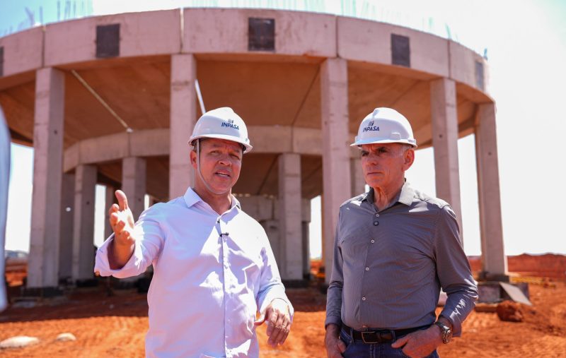 Prefeito recebe fundador da Inpasa e visita canteiro de obras