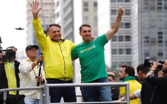 Quem sempre esteve e quem chegou agora? Agenda de Flávio Bolsonaro em Sinop expõe contrastes