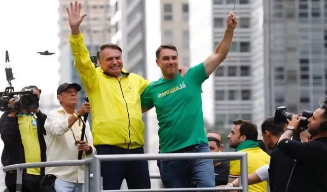 Quem sempre esteve e quem chegou agora? Agenda de Flávio Bolsonaro em Sinop expõe contrastes