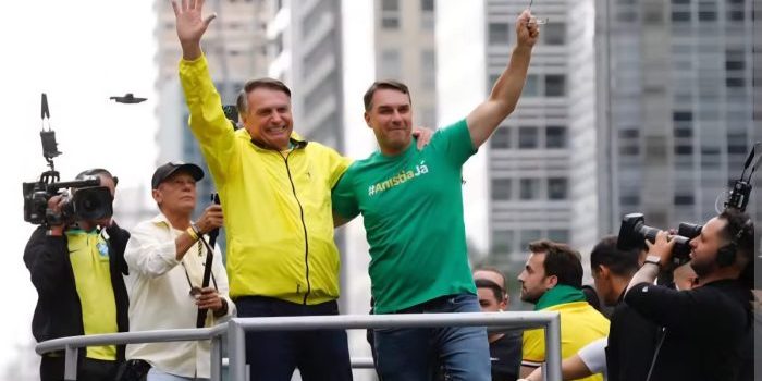 Quem sempre esteve e quem chegou agora? Agenda de Flávio Bolsonaro em Sinop expõe contrastes