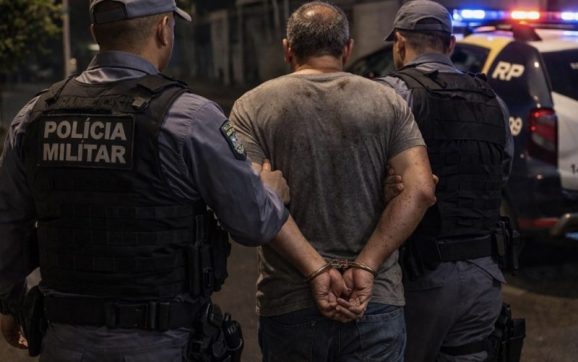 Rondonópolis: machão toca o terror ao ameaçar esposa e enteada com pedaço de pau e mulher ainda passa pano