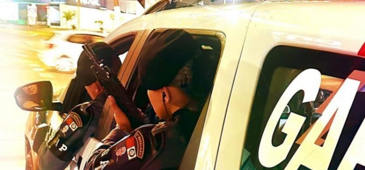 Traficante foge da PM em alta velocidade, bate em viatura e ainda resiste à prisão em Rondonópolis