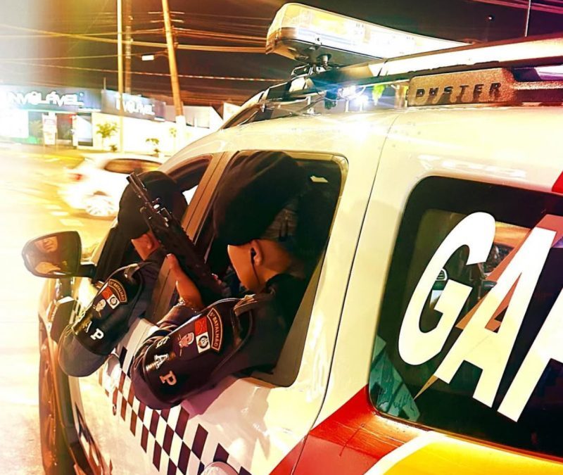 Traficante foge da PM em alta velocidade, bate em viatura e ainda resiste à prisão em Rondonópolis