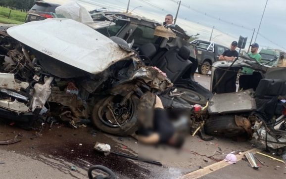 Veículo destroçado: casal morre após fortíssima colisão entre Compass e caminhão na BR-163; vídeo