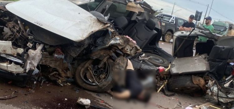 Veículo destroçado: casal morre após fortíssima colisão entre Compass e caminhão na BR-163; vídeo