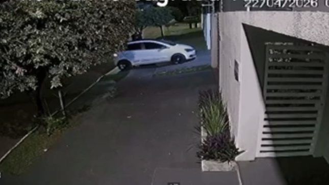 Vídeo mostra criminoso agindo sem medo e furtando carro na madrugada em Rondonópolis