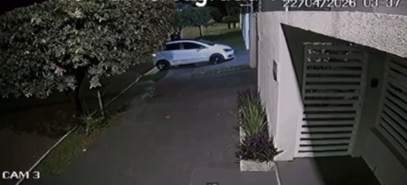 Vídeo mostra criminoso agindo sem medo e furtando carro na madrugada em Rondonópolis