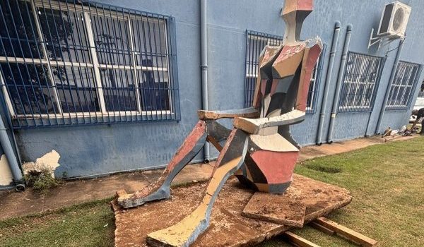 A escultura “Maria Sete Volta” é retirada da Avenida Médici