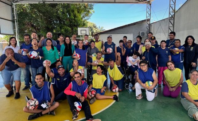 Alikson Reis entrega materiais esportivos para a Apae de Rondonópolis