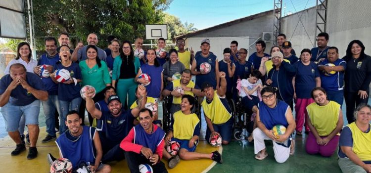 Alikson Reis entrega materiais esportivos para a Apae de Rondonópolis