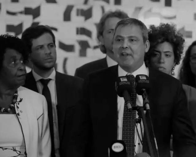 Após ataques a Flávio Bolsonaro, petistas seguem sem assinar CPMI do Banco Master