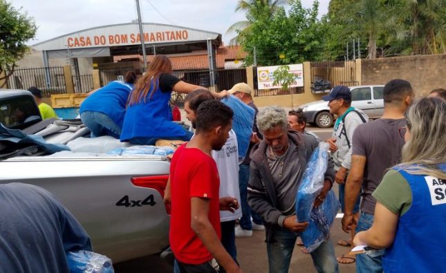 Assistência Social entrega cobertores para pessoas em situação de rua em Rondonópolis