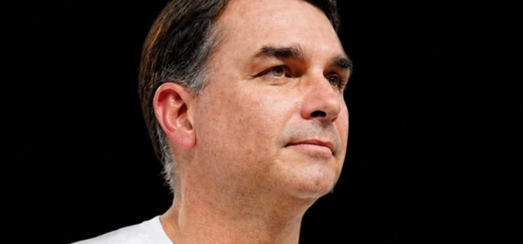 Atlas/Intel é acusada de manipulação por reproduzir áudio entre Flávio e Vorcaro em pesquisa eleitoral