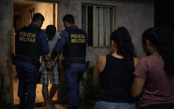 Bêbado surta por som, agride ‘neta’ e ameaça que acertará as contas após prisão em Rondonópolis