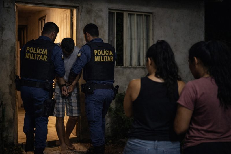 Bêbado surta por som, agride ‘neta’ e ameaça que acertará as contas após prisão em Rondonópolis