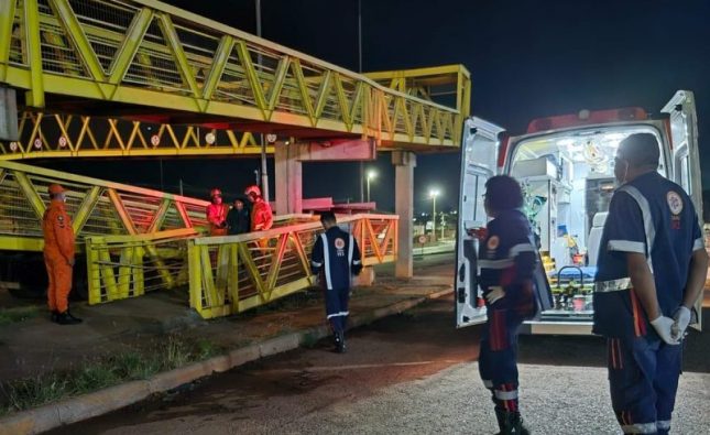 Bombeiros evitam suicídio de mulher em passarela na BR-364 em Rondonópolis; veja imagens