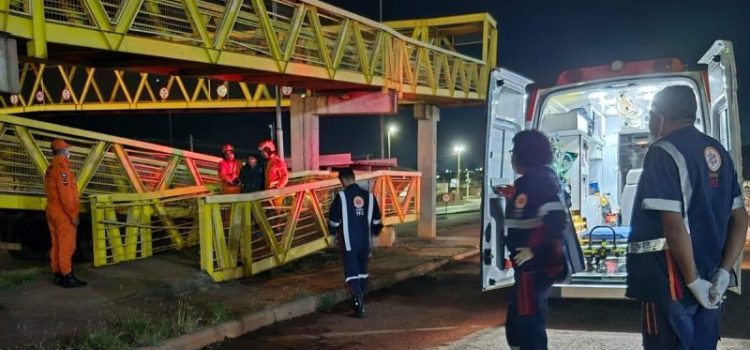Bombeiros evitam suicídio de mulher em passarela na BR-364 em Rondonópolis; veja imagens