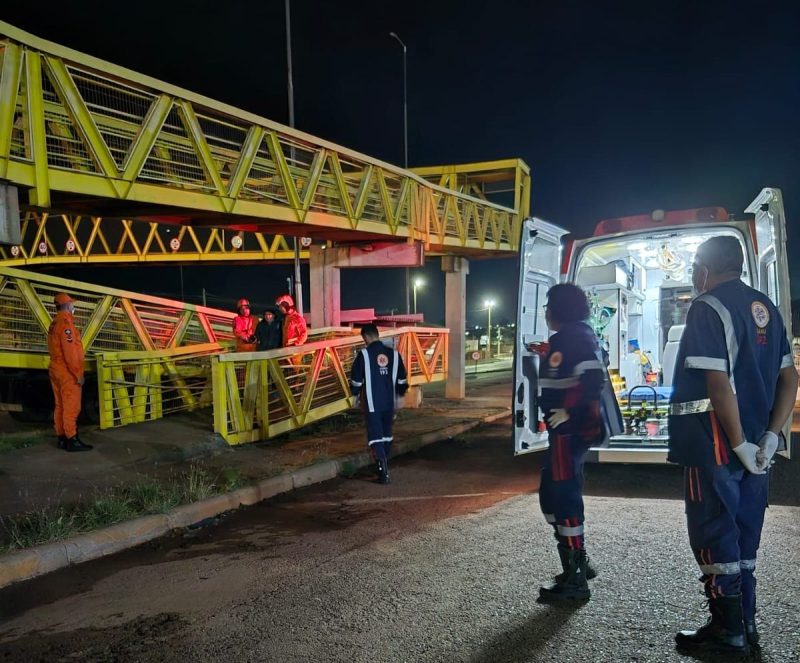 Bombeiros evitam suicídio de mulher em passarela na BR-364 em Rondonópolis; veja imagens