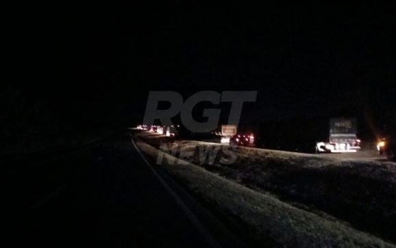 Carretas batem, etanol vaza e risco de explosão fecha BR-364 entre Rondonópolis e Cuiabá
