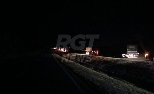 Carretas batem, etanol vaza e risco de explosão fecha BR-364 entre Rondonópolis e Cuiabá