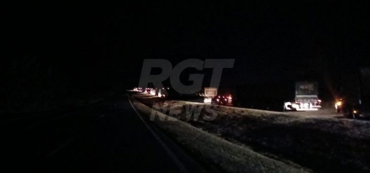 Carretas batem, etanol vaza e risco de explosão fecha BR-364 entre Rondonópolis e Cuiabá