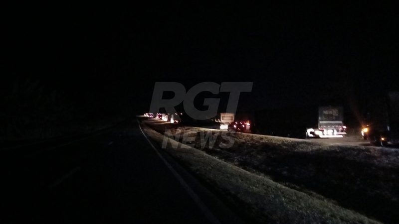 Carretas batem, etanol vaza e risco de explosão fecha BR-364 entre Rondonópolis e Cuiabá