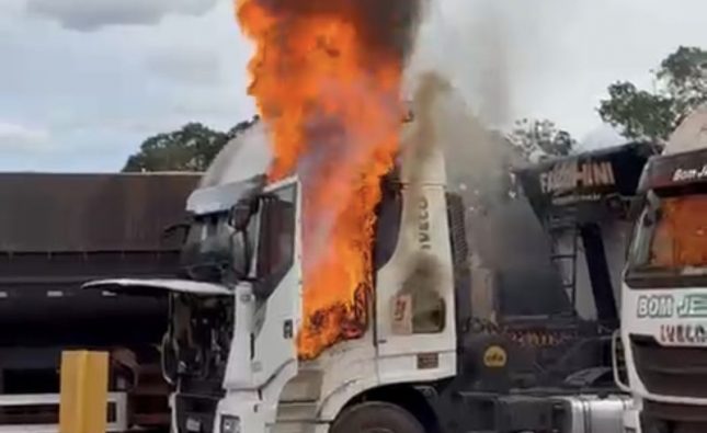 Carretas pegam fogo em posto e vídeo mostra cenário assustador em Rondonópolis