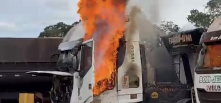 Carretas pegam fogo em posto e vídeo mostra cenário assustador em Rondonópolis