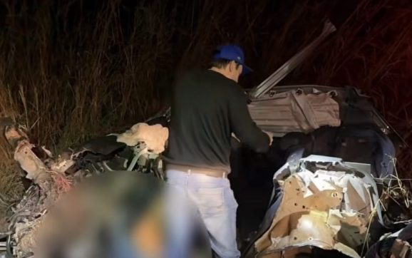 Casal morre em colisão fortíssima e três filhos menores acabam feridos no Hospital Regional; vídeo forte