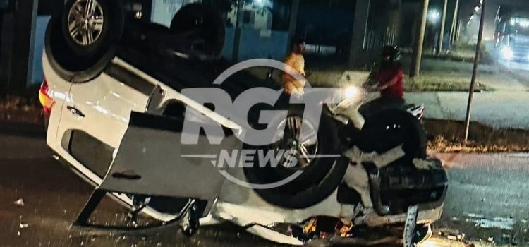 Colisão entre carros deixa Mobi capotado em acidente de ‘cinema’ em Rondonópolis; assista