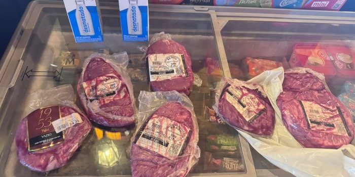Conveniência é flagrada com peças de carne e leite vencidos em Rondonópolis