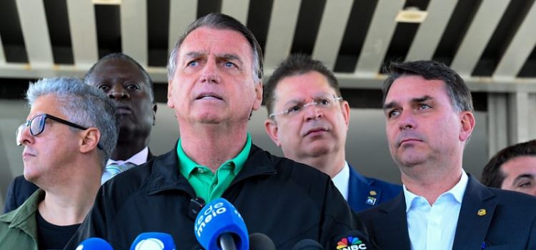 Defesa de Bolsonaro articula pedido de redução de pena