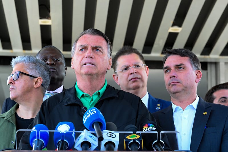 Defesa de Bolsonaro articula pedido de redução de pena