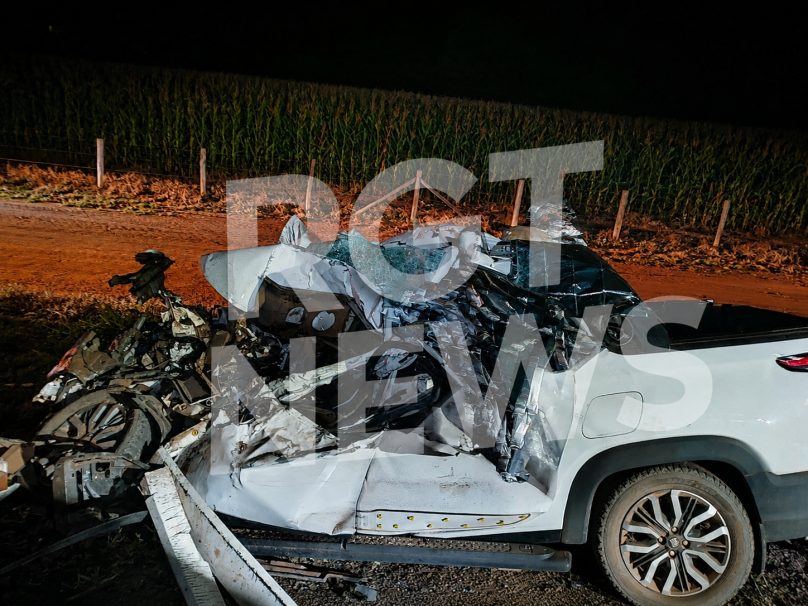 Duas pessoas morrem presas às ferragens após colisão entre picape e caminhão na MT-130; imagens