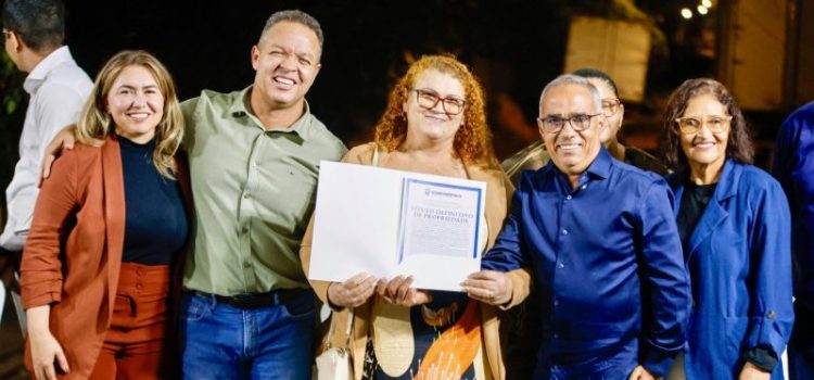 ESCRITURA NA MÃO: Prefeitura regulariza moradias de mais quatro bairros; vídeo