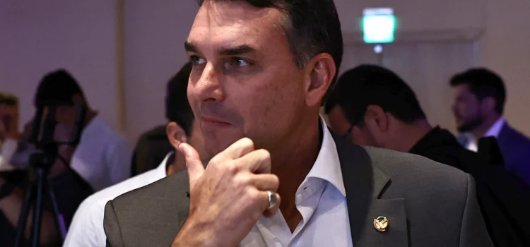 Flávio Bolsonaro reage após Lula aconselhar dono do Banco Master e dispara: “Presidente negociando banco?”