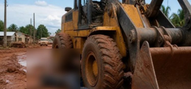 Homem cai de pá carregadeira e morre esmagado pela própria máquina em distrito de MT