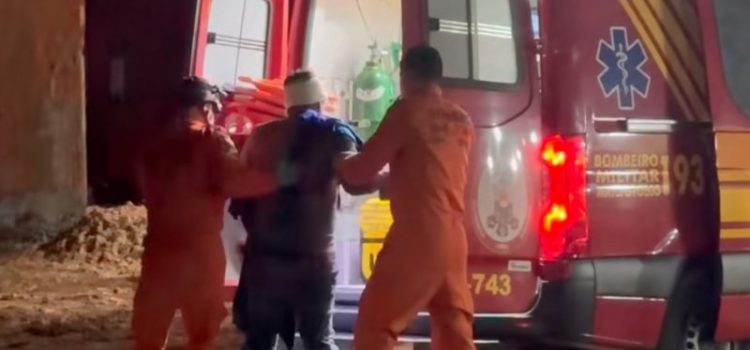 Homem é golpeado com foice na cabeça durante bebedeira e acaba socorrido em bar na BR-364; vídeo